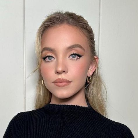 Ash K Holm on Instagram: "Smokey Wing Liner For @sydney_sweeney 🖤 #AshKHolmMakeup Hair @glencocoforhair Nails @nailsbyzola Styling @mollyddickson" Ash K Holm Makeup, Make Up For Blonde Girl, Sydney Sweeney Makeup, Cool Toned Makeup Looks, Sydney Sweeney Hair, Smokey Wing, Degree Party, Bellas Wedding, Winged Liner Makeup