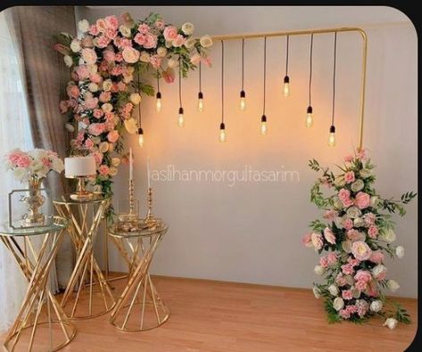 Floral Decorations Party, Simple Anniversary Decoration Ideas, 25th Anniversary Decorations, Upcycle Paper, Flower Decoration Ideas, Engagement Decoration, Reception Stage Decor, Ideas For Weddings, Engagement Decor