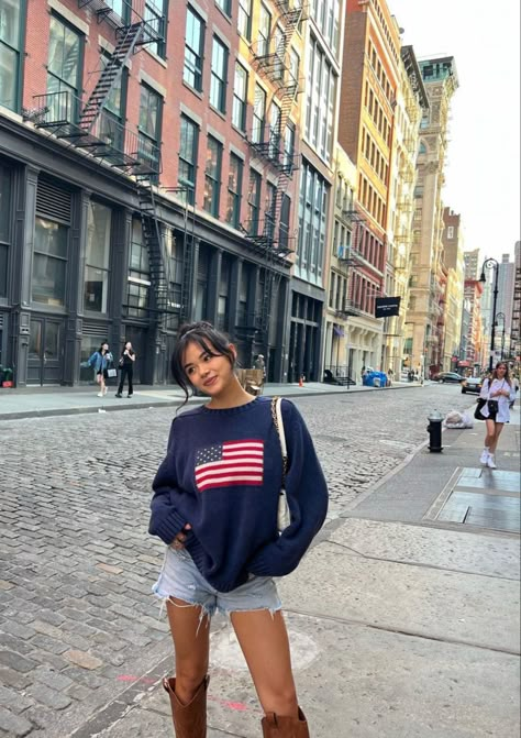 Fall 2023 Style, Shorts And Sweater Outfit, Cool Style Women, Estilo Rachel Green, Ashley Alexander, Spring Nyc, Flag Sweater, Nyc Fits, Trip Aesthetic