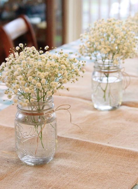 Mason Jars Baby’s Breath, Rustic Pink Birthday Decor, Table Decor 21st Birthday, Simple Table Party Decorations, Rustic Birthday Table Decor, Mason Jar Centerpieces Simple, Table Decorations For First Birthday, Cute Birthday Centerpiece Ideas, Simple Table Decor For Party