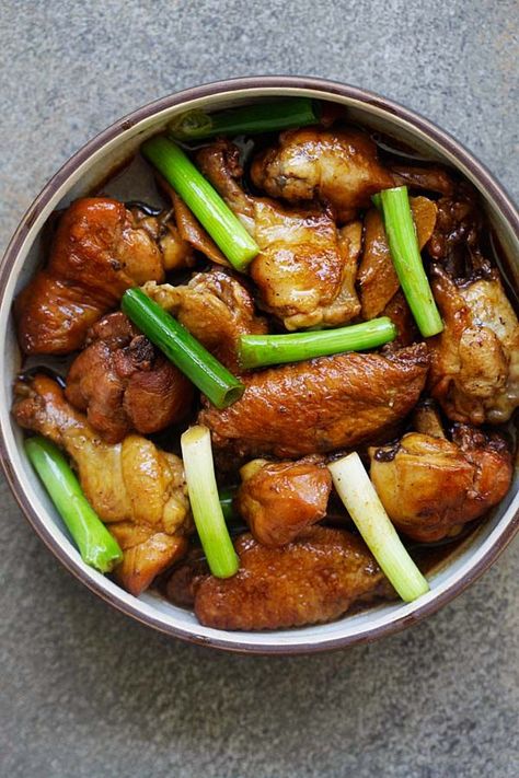 Asian braised Ginger Soy Chicken in a serving dish ready to serve. Asian Braised Chicken, Malaysia Recipes, Resepi Biskut, Delicious Chicken Dinners, Soy Chicken, Ip Recipes, Rasa Malaysia, Ginger Chicken, Asian Kitchen