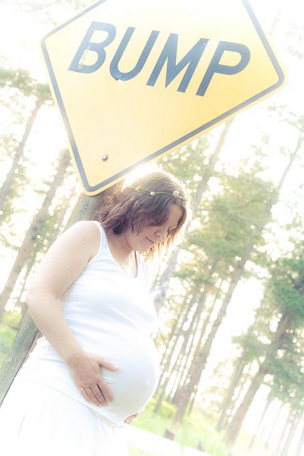 Now I'm trying to think of where I can find a good bump sign...maternity Maternity Pictures With Friends, Funny Maternity Pictures, Creative Pregnancy Photos, Maternity Photography Tips, Funny Maternity, Pregnancy Problems, Maternity Inspiration, Pictures With Friends, Maternity Poses