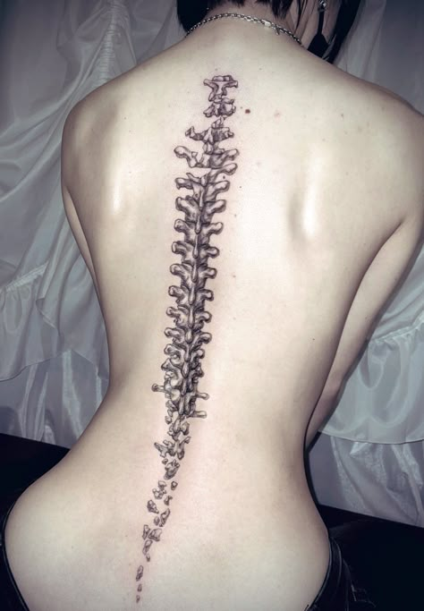 Tattoo Of Spine Bones, Anatomy Spine Tattoo, Skeleton Arm Back Tattoo, Spine Tattoos For Women Edgy, Spine Tattoos Of Spine, Metal Spine Tattoo, Scratched Knee Tattoo, Gothic Spinal Tattoo, Spine Tattoos Bones