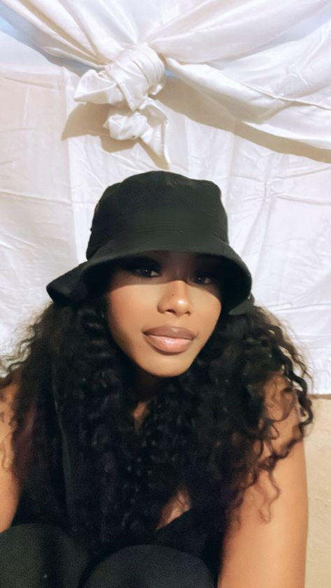 Curly Hair With Bucket Hat, Hat On Curly Hair, Curly Hair And Hats, Bucket Hat Black Women, Bucket Hat With Braids, Bucket Hat Curly Hair, Bucket Hat Outfit Black Women, Bucket Hat Outfit Aesthetic, Black Bucket Hat Outfit