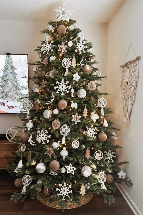 Pretty Christmas Trees Ideas, Christmas Tree Gold And White Simple, Christmas Tree Ideas 6ft, Boho Christmas Tree Skirt, Christmas Nordic Style, Christmas Tree Ideas Western, White And Brown Christmas Decor, Boho Tree Christmas, Neutral Color Christmas Trees