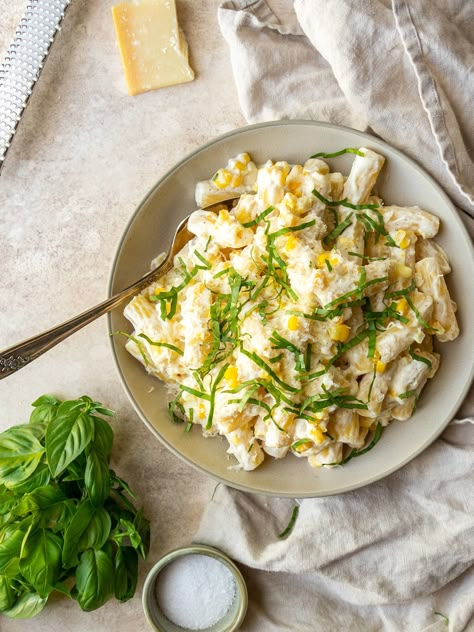 Make a Creamy Corn Pasta recipe with simple ingredients including delicious sweet corn. Serve with lots of fresh basil for the perfect summer dinner. Corn Pasta Sauce, Corn Pasta Recipes, Summer Corn Pasta, Fresh Summer Pasta, Creamy Corn Pasta, Summer Pasta Recipes, Tomato Pasta Recipe, Crockpot Pasta, Pasta Casseroles