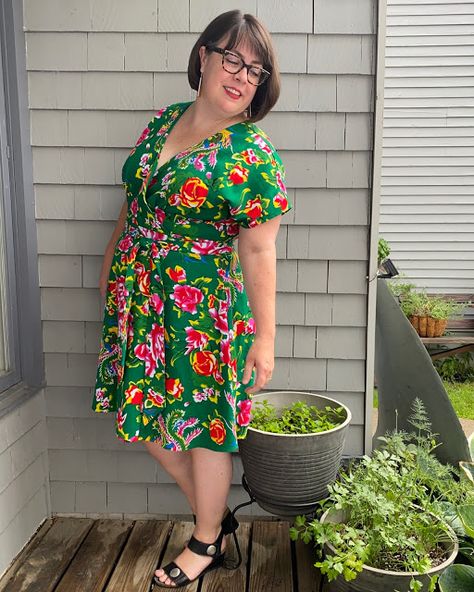 Cookin' & Craftin': Green Floral Elodie Wrap Dress Elodie Wrap Dress, Plus Size Sewing Patterns, Plus Size Sewing, Creative Clothes, Red Velvet Dress, Fabric Bunting, Wrap Around Dress, Bias Tape, Wrap Blouse