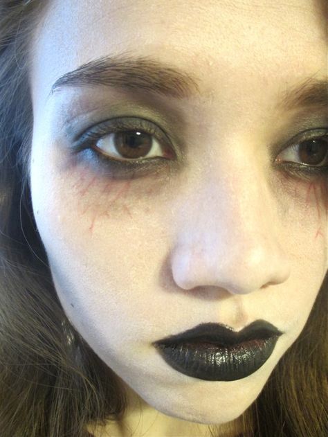 Easy Zombie Makeup That You Can Do With Products You Already Own (Braaaaaiiinnnss Sold Seperately) | Bustle Makeup Horor, Zombie Girl Makeup, Zombie Bride Makeup, Easy Zombie Makeup, Zombie Face Makeup, Kids Zombie Makeup, Zombie Makeup Diy, Zombie Makeup Easy, Zombie Make Up