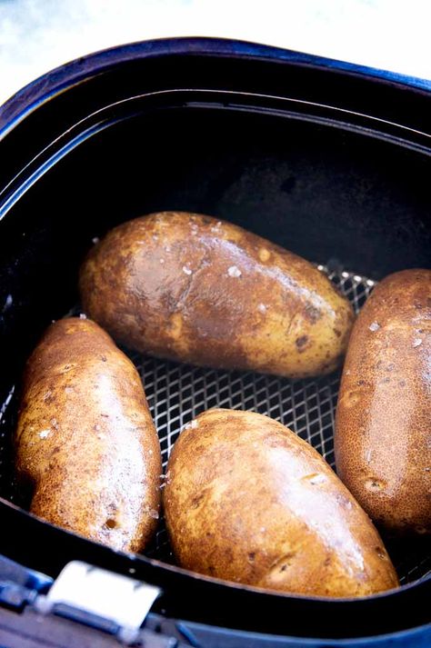 Once you make your baked potato in an air fryer you'll never go back to making them in the oven again. Super crispy-skinned edges, with light fluffy potato filling inside every single time---- and no need heating up the house with the oven either! Win-Win! Baked Potatoes In Air Fryer, Potatoes In Air Fryer, Potatoes In The Air Fryer, Leftover Baked Potatoes, Baked Potato Toppings, Air Flyer, Best Baked Potato, Air Fryer Baked Potato, Perfect Baked Potato