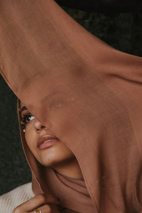 Modal Hijab Aesthetic, Hijab Model Photography, Hijabi Aesthetic Photography, Hijab Branding, Hijabi Reference, Hijabi Photoshoot, Hijab Poses, Deen Dunya, Hijab Photoshoot