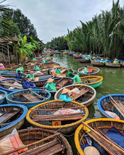 Hoian Vietnam, Vietnam Tourism, Danang Vietnam, Boat Style, Vietnam Backpacking, Vietnam Holidays, Vietnam Travel Guide, Backpacking Asia, Boat Fashion