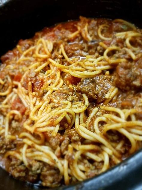 Spaghetti Crockpot Recipes, Beef Spaghetti Recipes, Beef Pasta Casserole, Spaghetti Beef Recipe, Spaghetti Crockpot, Cowboy Spaghetti, Steak Tenderizer, Spaghetti Soup, Beef Spaghetti