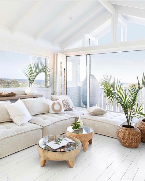 Magnolia Lane auf Instagram: „A beautiful space perfect for relaxing and unwinding, layered with gorgeous Uniqwa pieces, highlighted with natural light, all while…“ Australian Hamptons Style, Hamptons Style House, Collins Sofa, Australian Decor, Beach House Interior Design, Interior Design Per La Casa, Beach House Interior, Country Living Room, Hamptons Style