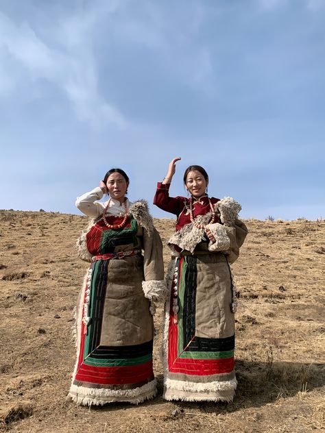 Tibet Traditional Clothes, Tibetan Traditional Dress, Tibet Clothing, Tibetan Clothes, Mongolian Traditional Clothing, Tibetan Fashion, Tibet Culture, Tibetan Dress, Tibetan Clothing