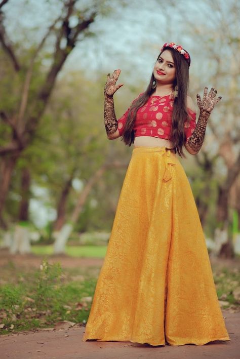 Photo #8 from Pozzcube "Wedding photography" album Haldi Poses For Bride, Haldi Photoshoot, Haldi Ceremony Outfit, Haldi Dress, Indian Bride Poses, Indian Bride Photography Poses, Haldi Outfits, Bride Photos Poses, Haldi Outfit