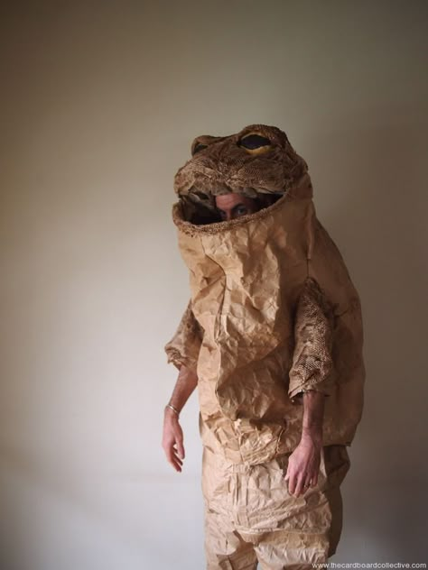 Frog And Toad Costume, Cardboard Puppet, Cardboard Costumes, Diy Frog, Frog Mask, Toad Costume, Cardboard Costume, Costume Carnaval, Frog Costume