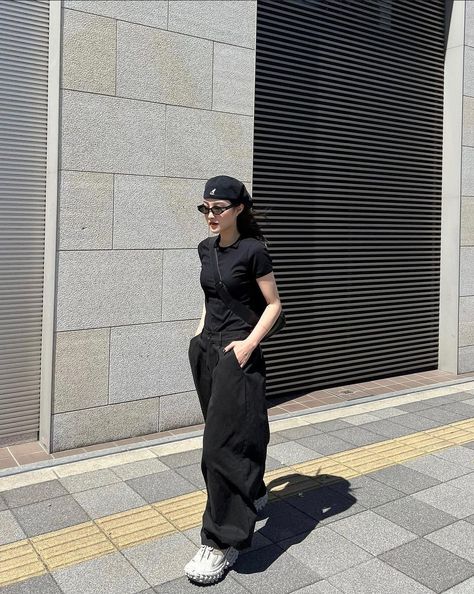 All Black Outfit Korean Street Styles, Minimalist Poses, Black Outfit Korean, Full Black Outfit, Kendall Style, Practice Outfits, Korean Casual Outfits, Baggy Clothes, Dark Outfits