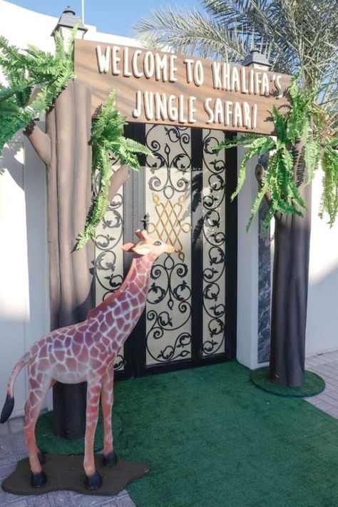 Outdoor Safari Birthday Party, Adult Safari Party, Birthday Entrance, Safari Kids Party, Zoo Theme Birthday, Safari Birthday Party Ideas, Safari Birthday Party Decorations, Safari Party Decorations, Kids Party Tables