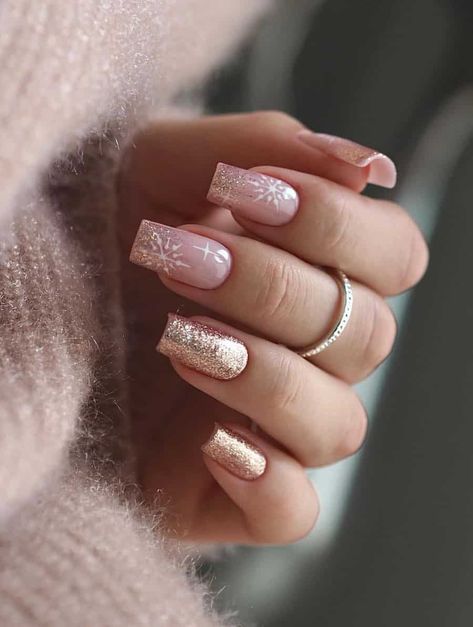 22+ Beautiful Winter Ombre Nails We're Obsessing Over for 2023! Red Christmas Nails, Ombre Nails Glitter, Winter Nails Acrylic, Cute Christmas Nails, Christmas Gel Nails, Christmas Nails Easy, Snowflake Nails, Christmas Nails Acrylic, Winter Nail Art