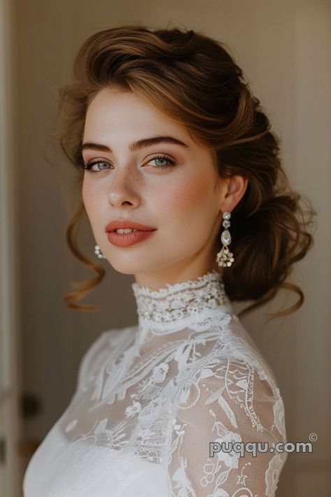 Wedding Hairstyles: Tips & Trends for 2024 - Puqqu Vintage Updo Wedding, Wedding Makeup Vintage, Vintage Bridal Hair, Κούρεμα Bob, Vintage Wedding Hair, Fishtail Braid, Organic Hair, Wedding Hair And Makeup, Vintage Hairstyles