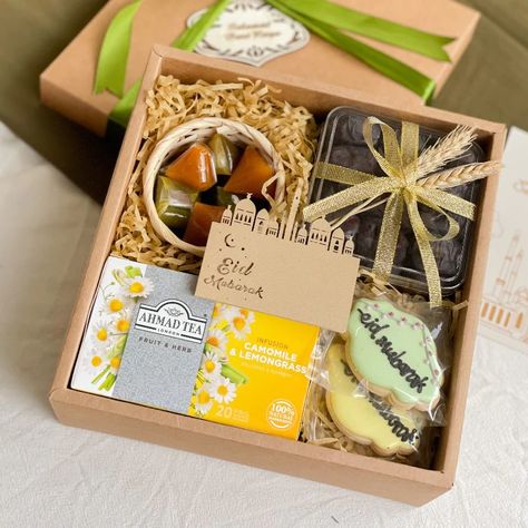 Hampers Lebaran Aesthetic, Cookies Hampers, Hampers Packaging, Ide Hampers, Lebaran Hampers, Gifts Set, Ramadan Gifts, Minimal Aesthetic, Shoot Inspiration