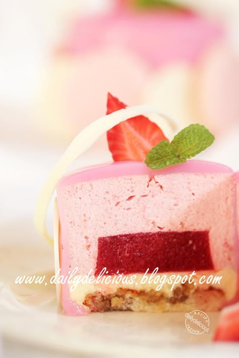 dailydelicious: Chaleur: Strawberry and white chocolate mousse entremets: My time to play! Entremet Recipe, Strawberry Mousse Cake, Dessert Gourmet, Dessert Mini, Strawberry Mousse, White Chocolate Mousse, Torte Cupcake, Gourmet Desserts, Mousse Recipes