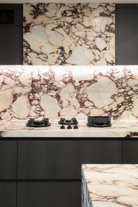 Marble Masterpiece - Gold Coast Kitchens Coast Kitchen, Marble Island, Aesthetic Gold, Art Deco Inspiration, Country Retreat, Wood And Marble, Timeless Aesthetic, Luxury Kitchen Design, Stone Feature