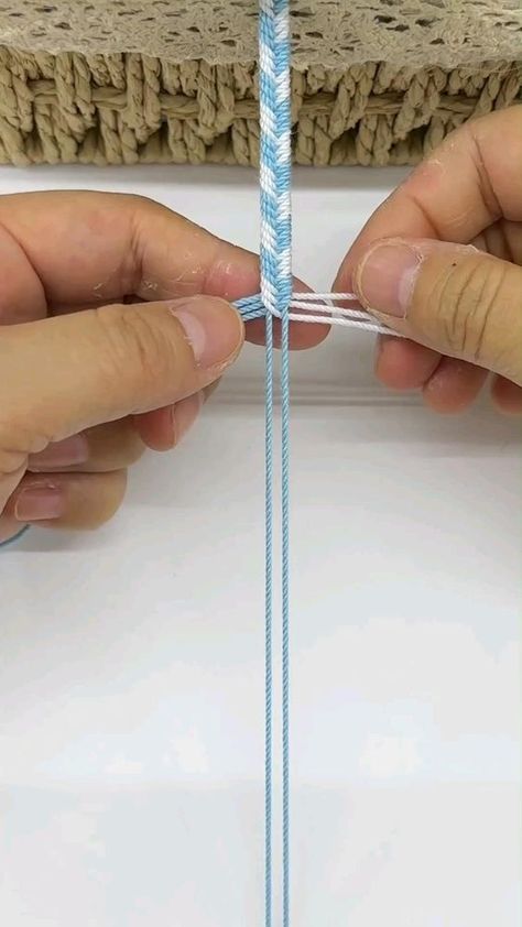 ib: fiasrelbracelettutorial - on ig Handmade Bracelets Tutorial, Handmade Tutorial, Diy Bracelets With String, String Bracelet Patterns, Diy Friendship Bracelets Tutorial, Braided Bracelet Diy, Friendship Bracelet Patterns Easy, Diy Bracelets Tutorials, Friendship Bracelets Tutorial