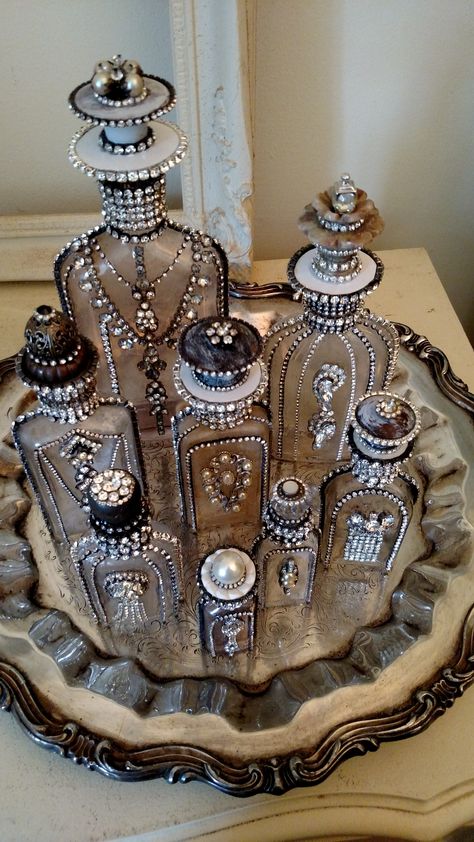 Altered Bottle Art, Pretty Liquor Bottles, Upcycled Liquor Bottles, Decorated Glass Bottles, Things To Bling And Sell, Costume Jewelry Crafts Projects Diy Ideas, Upcycled Glass Bottles, Decorated Glass Jars, Things To Do With Glass Bottles