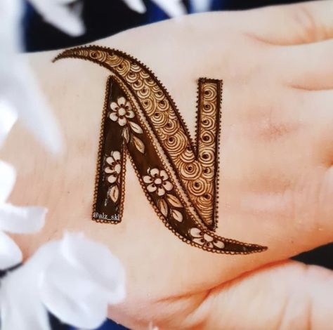 Mehndi Letter Design, Mahedi New Design, Simple Mehndi Outfit, Aesthetic Mehndi Designs, Mehndi Arabic, Aesthetic Mehndi, Easy Mehndi Designs, Mehndi Designs Simple, Mehndi Outfit