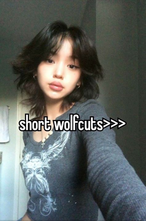 Overgrown Wolfcut Hairstyle, Bangs For Wolfcut, Short Hairstyle Women Wolfcut, Asian Short Wolfcut, Wolfcut Drawing Tutorial, Wolfcut Thinner Hair, Short Wolfcut Hairstyle Women, 90s Wolf Cut Hair, Jellyfish Wolfcut Hair