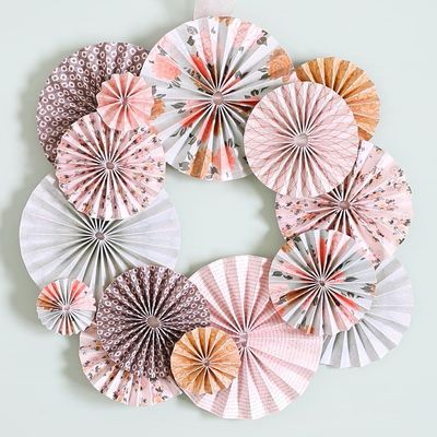 Paper Crafts To Decorate Room, Wall Decor Design With Paper, Paper Circles Crafts, Easy Decoration Ideas, Quilting Pictures, Paper Wreath Diy, Paper Medallions, Creative Office Design, Easy Wreath