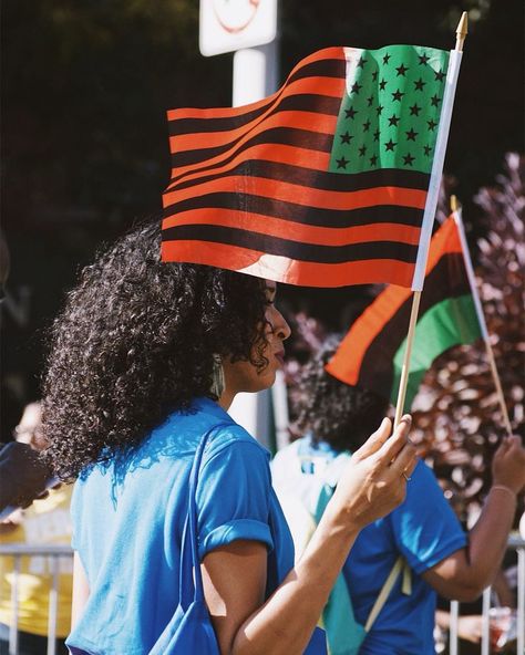 David Hammons’ designed the red, black, and green “African-American Flag” in 1990. The original hangs to the @studiomuseum in Harlem African American Design, Juneteenth Aesthetic, Afro American Flag, African American Dark Academia, Red Black Green Flag, Black American Heritage Flag, Red Black And Green Flag, African American Culture 90s, African American Southern Gothic