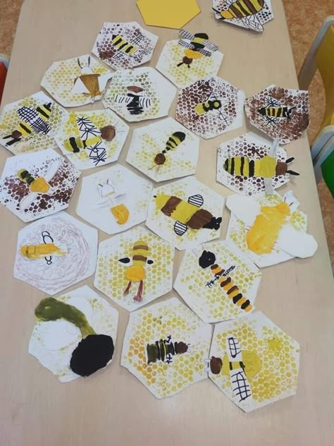 Diy With Kids, Bee Hive Craft, Insects Preschool, Bee Activities, Bee Crafts, Kindergarten Art, Collaborative Art, Bee Art, Camping Art