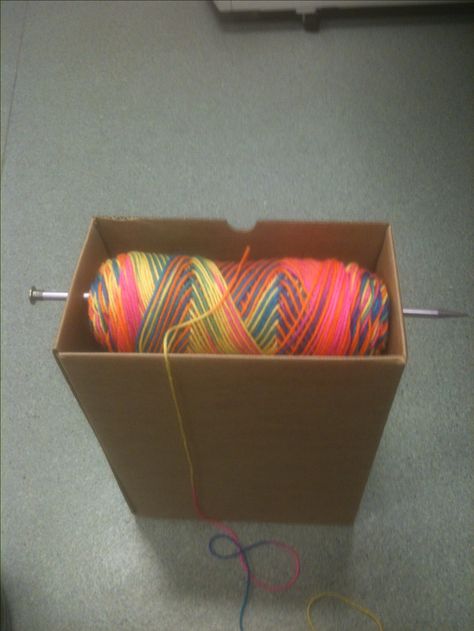 Ingenious way to hold your yarn while crocheting. Box, one large knitting needle, and yarn  https://www.facebook.com/hilaria.fina Large Knitting Needles, Knitting Hacks, Large Knitting, Yarn Holder, Craft Things, Confection Au Crochet, Yarn Storage, Knitting Needle, Knitting Techniques