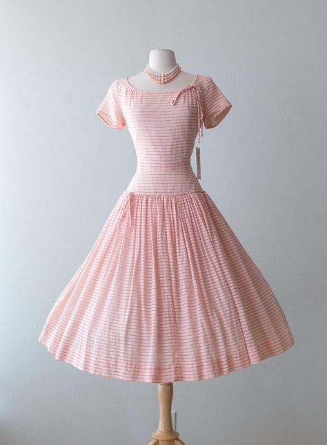 Vintage 1950s Dress - 50s Pat Premo Pink Cotton Seersucker Dress With Full Gathered Skirt And Drop Waist  // Waist 26 1940 Dress, Retro Fashion Outfits, 1960s Dresses, Shweshwe Dresses, Vintage Clothing Boutique, Casual Frocks, Pink Seersucker, Vintage 1950s Dress, Seersucker Dress