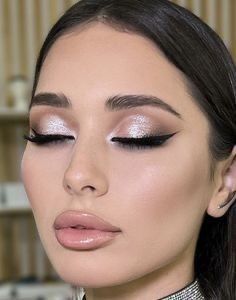 Smoked Wing Eyeshadow, Makeup With Gray Dress, Silver Bridal Makeup, Simple Silver Makeup Looks, Make Prata, Silver Eyeshadow Looks, Face Makeup Steps, Glam Bride Makeup, Golden Eye Makeup