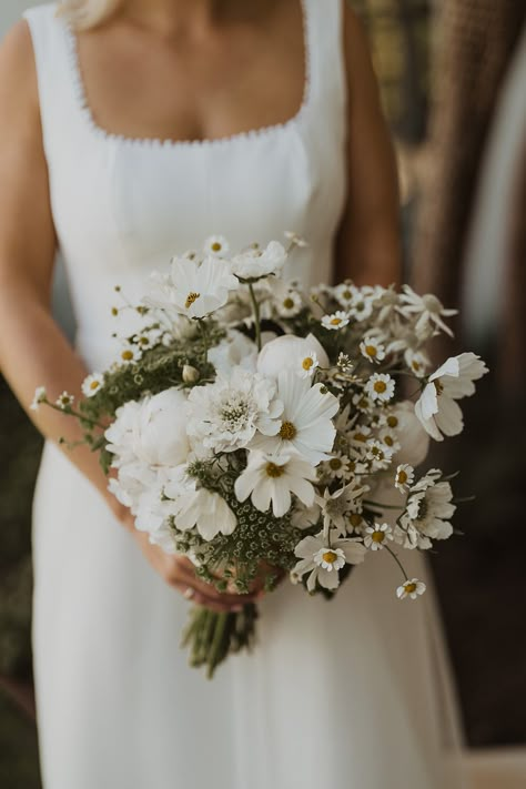 Maid Of Honor Flowers, Classic Garden Party Wedding, White Cosmos Bouquet, Garden Florals Wedding, Wildflower Bridesmaid Bouquet, Cosmos Wedding Bouquet, White Wildflower Bouquet, White Wildflower Wedding, Wedding Bouquet White