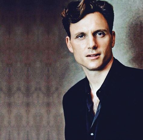 Tony Goldwyn 90s, Fitzgerald Grant, Tony Goldwyn, Abc Photo, Bedroom Eyes, Fav Celebs, Chris Evans, Suit And Tie, Eye Candy