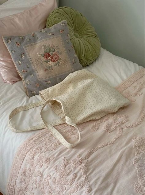 Aesthetic Pillows On Bed, Soft Floral Aesthetic, Vintage Soft Aesthetic, Throw Pillows Aesthetic, Get A Life Chloe Brown, Aesthetic Throw Pillows, Vintage Floral Aesthetic, Cute Aesthetic Rooms, Aesthetic Pillows