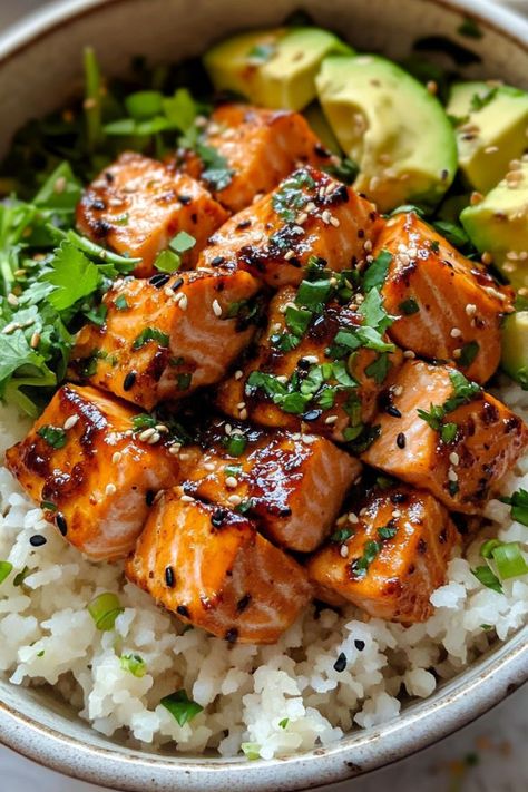 Crispy Salmon Bowl, Healthy Rice Bowl, Recipes With Salmon, Sweet Chili Salmon, Salmon Bowl Recipe, Chili Salmon, Food Edit, Salmon Veggies, Salmon Food