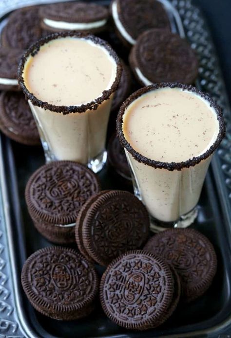 These Oreo Cookie Shots can be served as a boozy, fun dessert! Easy Shot Recipes, Turkey Chili Recipe Easy, Easy Turkey Chili, Party Food Easy Appetizers, Oreo Torte, Cookie Shots, Oreo Desserts, Thanksgiving Appetizer Recipes, Dessert Shots