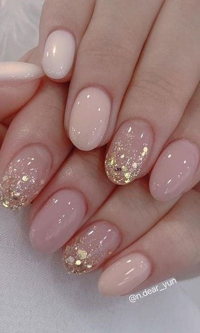 Korean glitter nails: pink and shimmer Korean Glitter Nails, New Years Nail Designs, New Years Eve Nails, Nail Shimmer, Ombre Nail Designs, Nail Designs Glitter, New Year's Nails, Dipped Nails, Holiday Nails