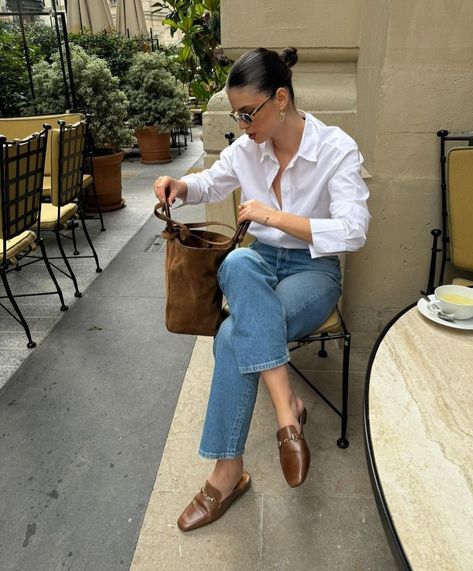 Button Shirt Outfit, Loafer Outfits, Midsize Outfits, Friday Outfit, New Street Style, Corporate Outfits, Brown Outfit, Neutral Outfit, Casual Chic Outfit