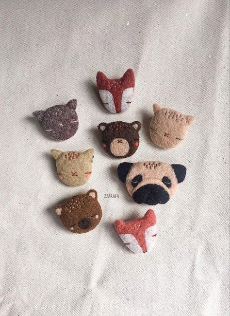 Needle Felted Magnets, Felted Brooches, Needle Felted Brooch, Tovad Ull, Animal Pins, Felt Patch, Needle Felting Projects, Felt Jewelry, Felted Animals