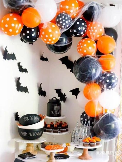 Black Halloween Decorations, Adult Halloween Party Food, Black Halloween Party, Adult Halloween Party Decorations, Halloween Party Decor Diy, Halloween Decor Diy, Halloween Party Ideas, Halloween House Party, Anniversaire Harry Potter