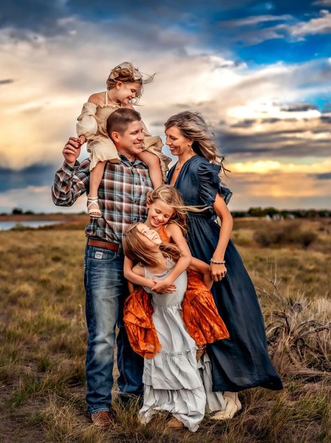 Early Fall Family Photoshoot Outfits, Family Picture Inspo Outfits, Redhead Family Photos, Fall Themed Family Photos, Fall Theme Family Photoshoot, Mom Outfits For Fall Family Pictures, Vintage Family Photoshoot Outfits, Park Family Photoshoot Summer, Family Photo Fall Ideas