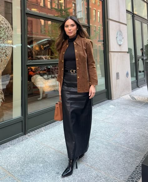 Leather Maxi Skirt Outfit, Brown Leather Skirt Outfit, Long Leather Skirt Outfit, Skirt Boots Outfit, Long Leather Skirt, Skirt Outfit Ideas, Vintage Celine, Brown Leather Skirt, Leather Skirt Outfit