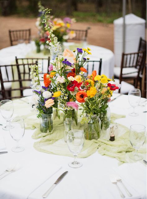 Garden Wedding Table Decorations, Small Wildflower Arrangements, Wildflower Table Arrangements, Mid Summer Wedding, June Wedding Table Decor, Round Table Floral Centerpieces, Round Table Flower Arrangements, Bud Vases Round Table Wedding, Wildflower Table Setting