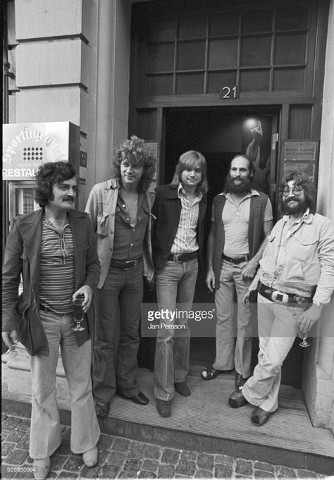 British rock group Moody Blues Copenhagen, Denmark, 1973. L-R Ray Thomas, John Lodge, Justin Hayward, Mike Pinder, Graeme Edge. Justin Photos, London People, Justin Hayward, The Moody Blues, Nights In White Satin, Classical Music Composers, City People, Rock And Roll Bands, British Rock